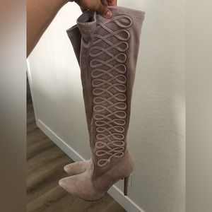 This is a pair of beautiful knee high boots in beige color size 7.5 from qupid